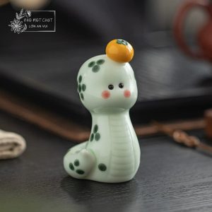 Chú rắn gốm nhỏ đội trái cây – Ngây ngô & dễ thương