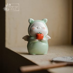 An Hồng - Bé heo gốm ôm quả hồng may mắn